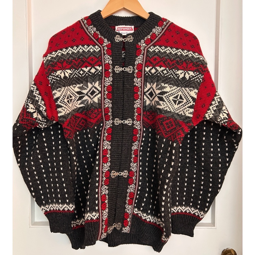 BNWOT Norwear Icelandic Sweater in 100% Wool with Decorative Metal Closure